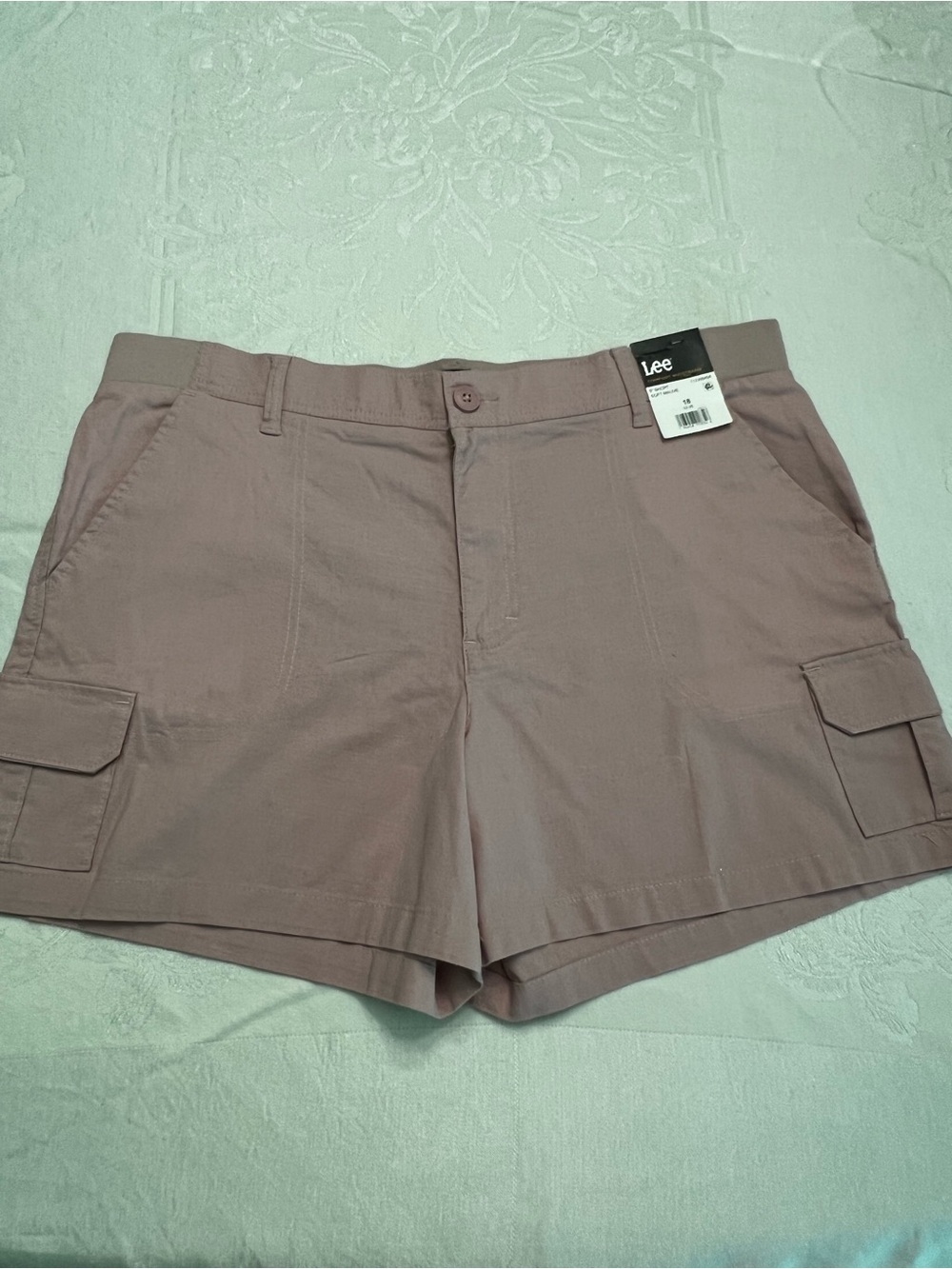 Lee Women's Size 18 Cargo Shorts in Mauve Pink NWT